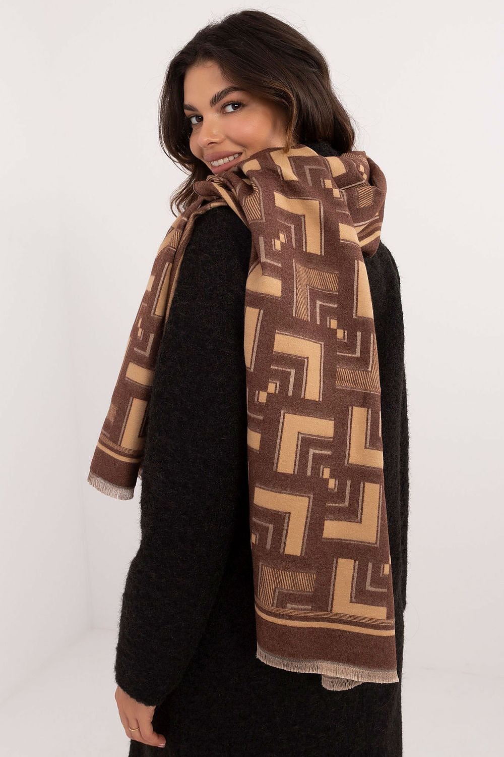 Stylish Geometric Pattern Scarf – 190cm Elegant & Warm Wrap for Any Occasion