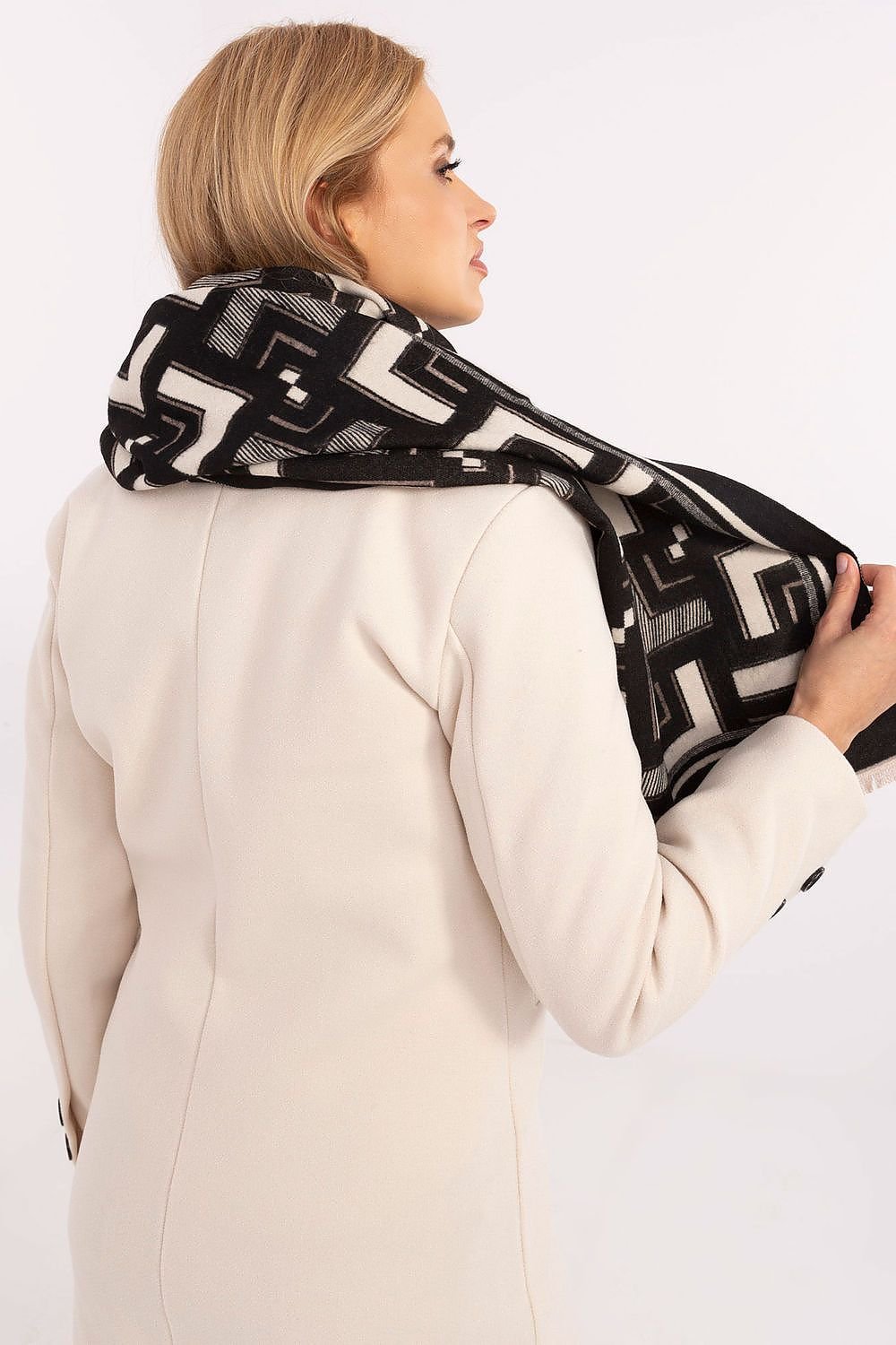 Stylish Geometric Pattern Scarf – 190cm Elegant & Warm Wrap for Any Occasion