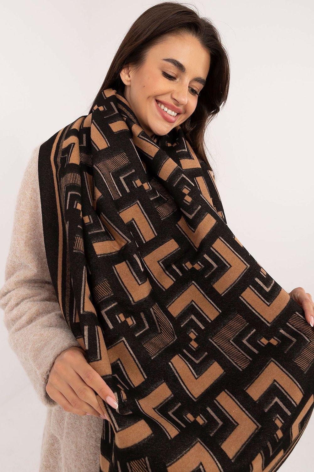 Stylish Geometric Pattern Scarf – 190cm Elegant & Warm Wrap for Any Occasion